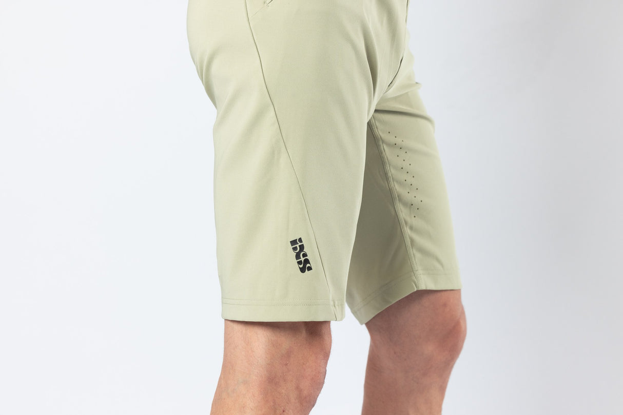 Flow 1.0 Shorts sand am Model – Bild 11