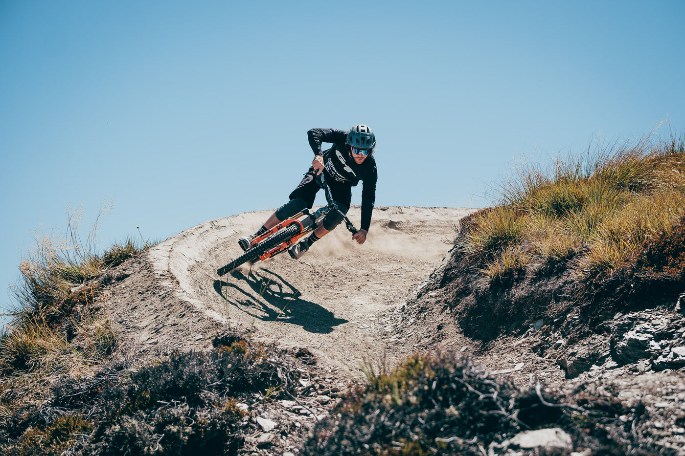 MTB Fahrer in einer engen Kurve