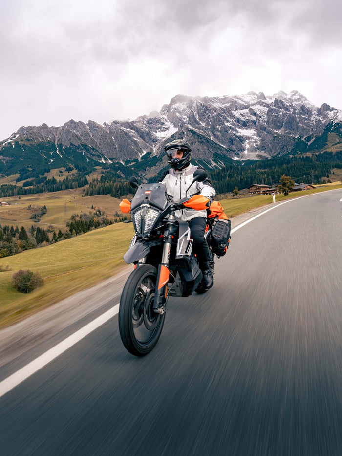 Motorradfahrer auf einer Bergstrasse