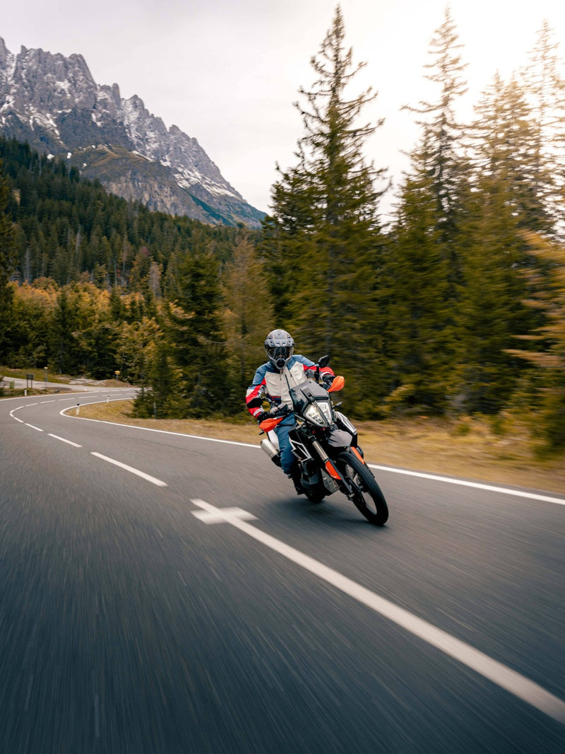 Motorradfahrer auf einer Landstrasse