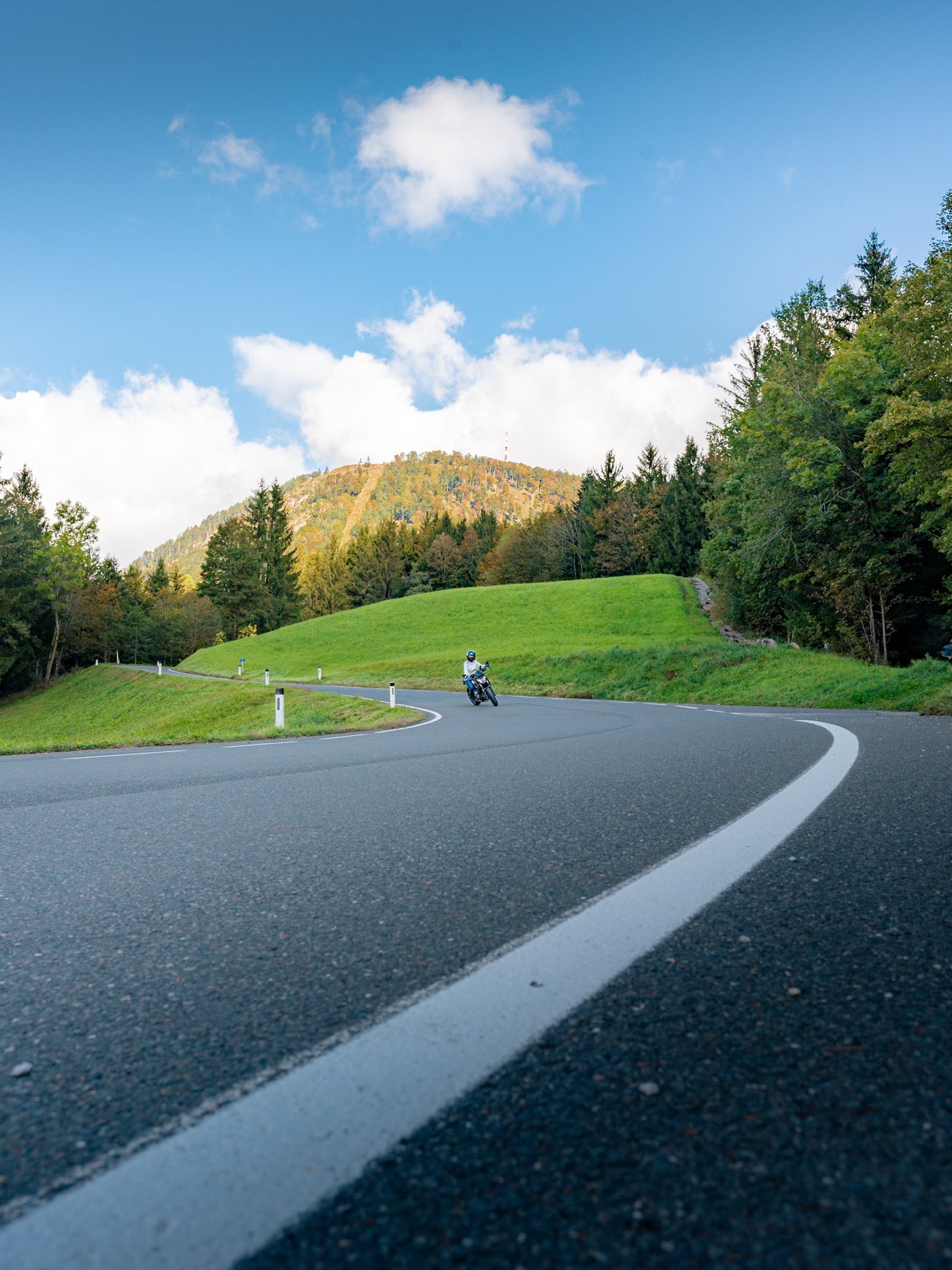 Moto Fahrer auf einer Landstrasse
