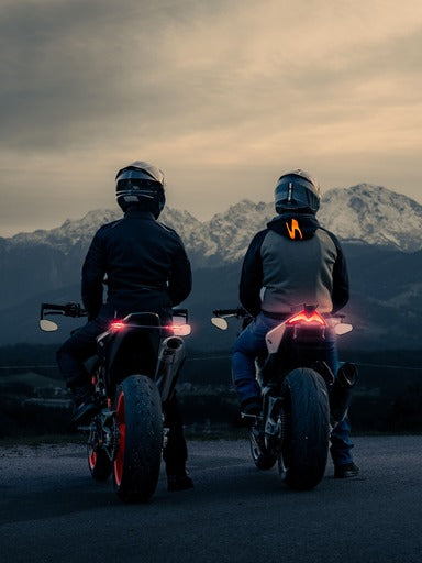 2 Moto Fahrer machen Pause - Sonnenuntergang