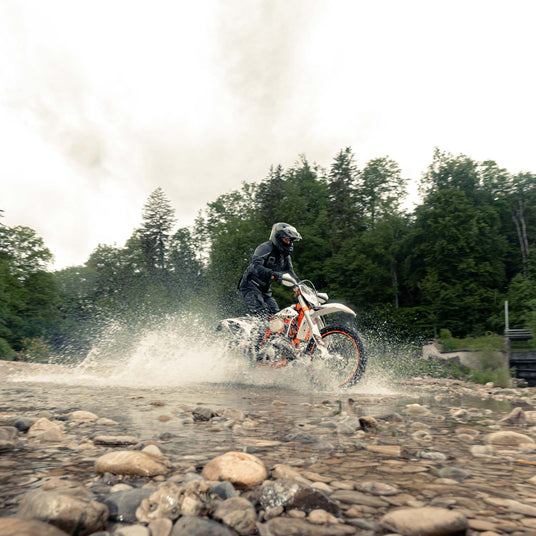Moto Fahrer in flachem Wasser