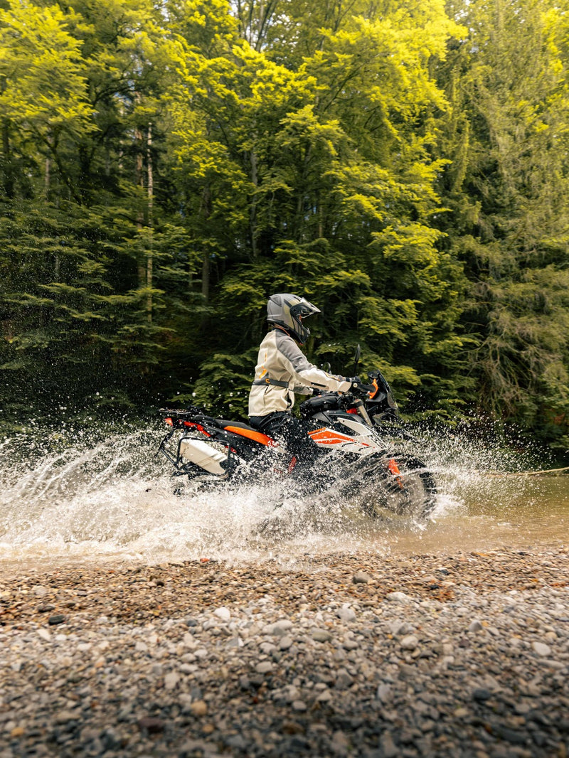 Moto Fahrer in flachem Wasser