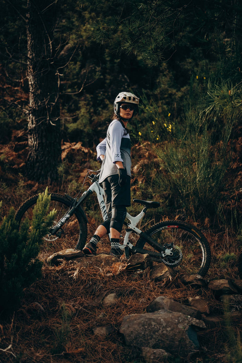 MTB Fahrerin auf einem Waldweg