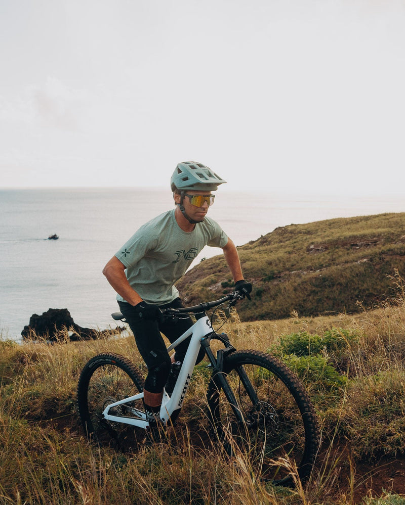 MTB Fahrer an einer Küste