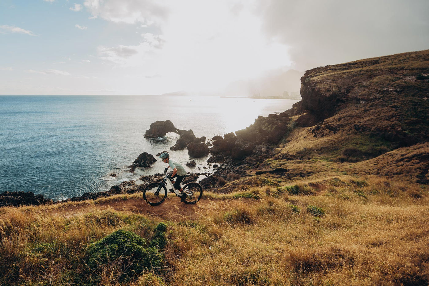 MTB Fahrer auf einem Pfad am Meer
