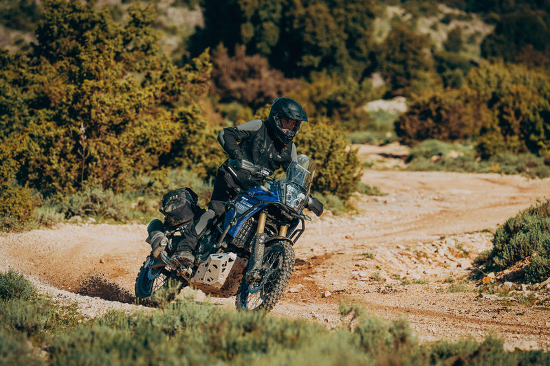 Motorradfahrer auf kurvigem Weg