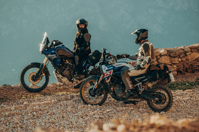 2 Motorradfahrer auf einer Bergstrasse