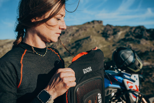 Motorradfahrerin mit iXS AirBag
