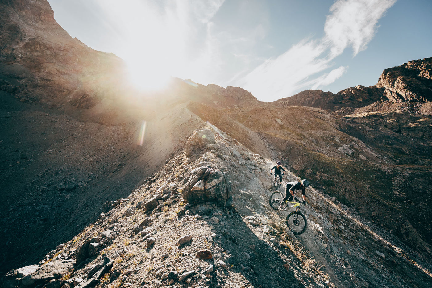 2 MTB Fahrer an einem Bergkamm