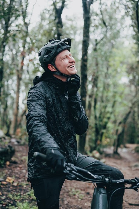 MTB Fahrer im Wald - Regen