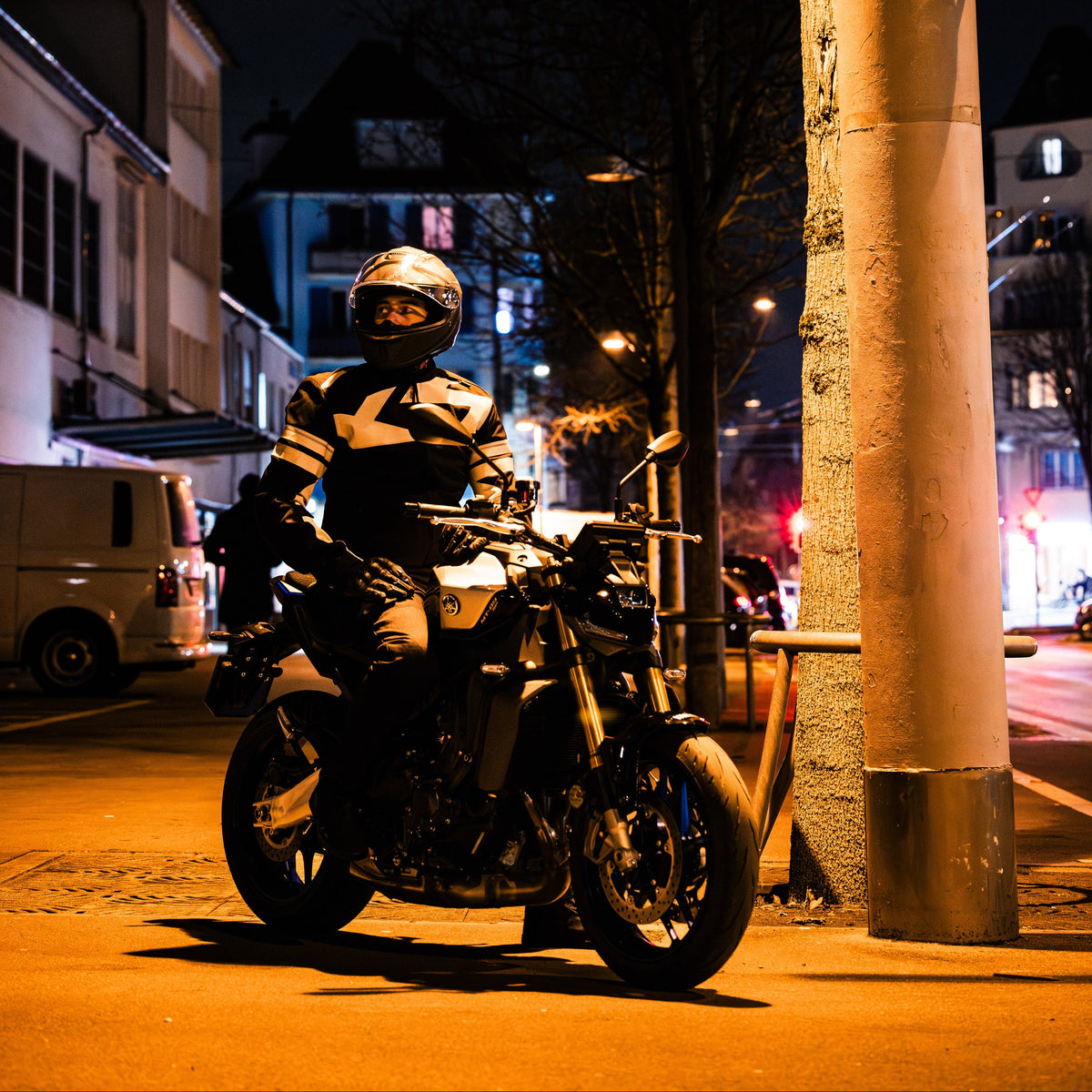 Motocyklista v kompletní ochranné výbavě iXS