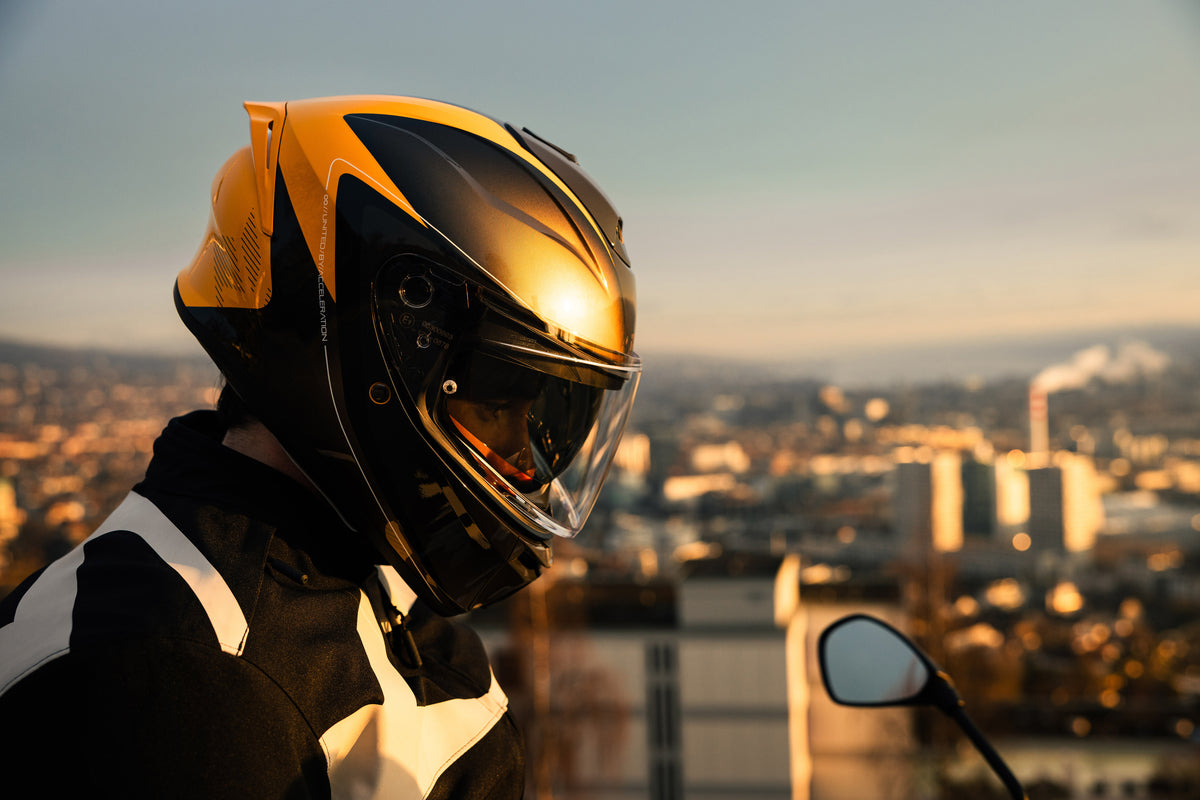 Integrální motocyklová helma iXS při jízdě