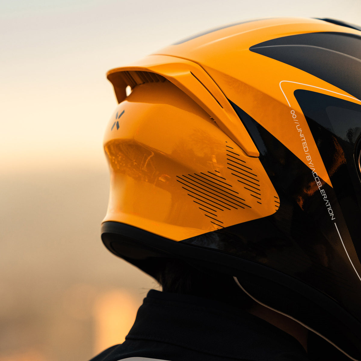 Detail hledí a ventilace motocyklové helmy iXS