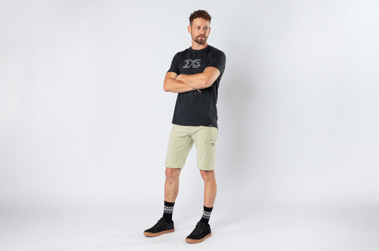 Flow 1.0 Shorts sand am Model – Bild 2