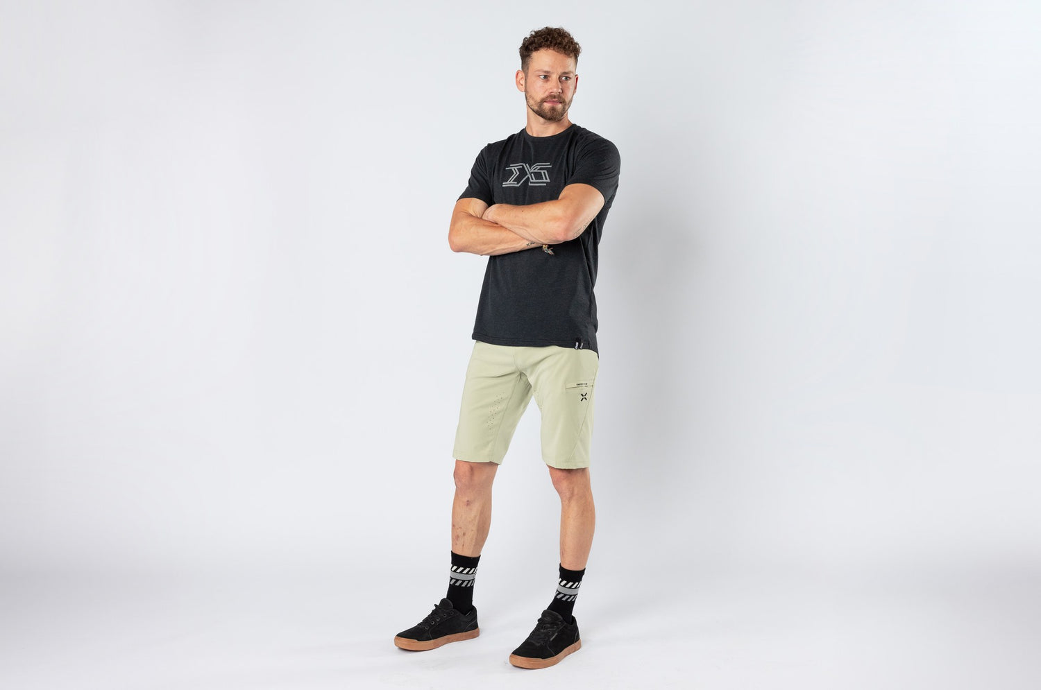 Flow 1.0 Shorts sand am Model – Bild 2