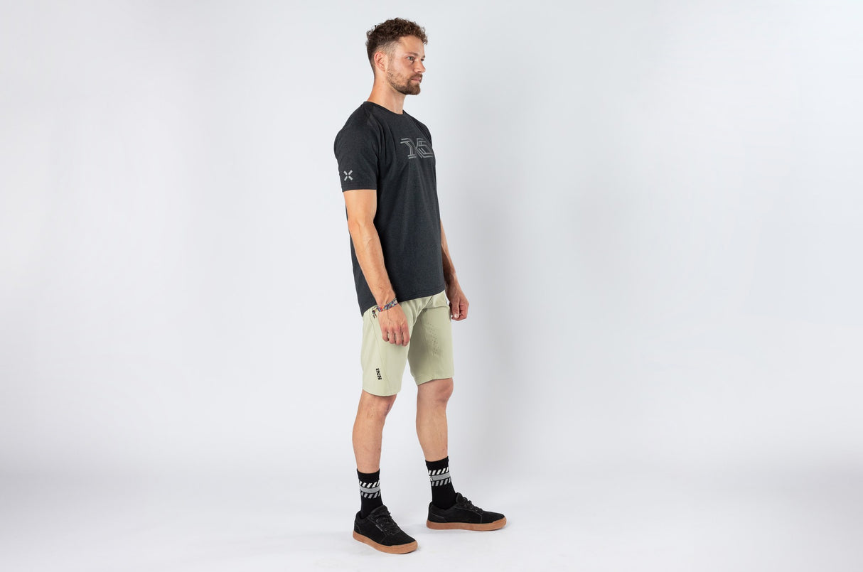 Flow 1.0 Shorts sand am Model – Bild 3