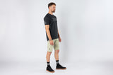 Flow 1.0 Shorts sand am Model – Bild 3