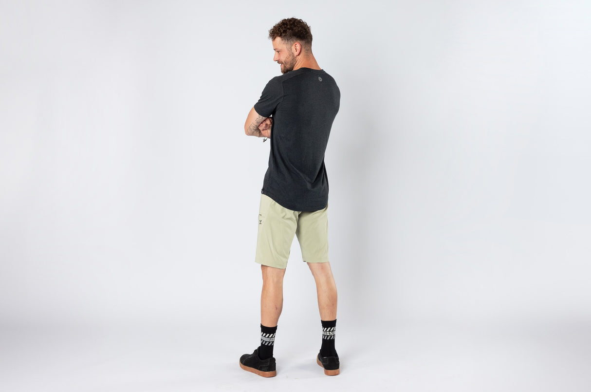 Flow 1.0 Shorts sand am Model – Bild 4