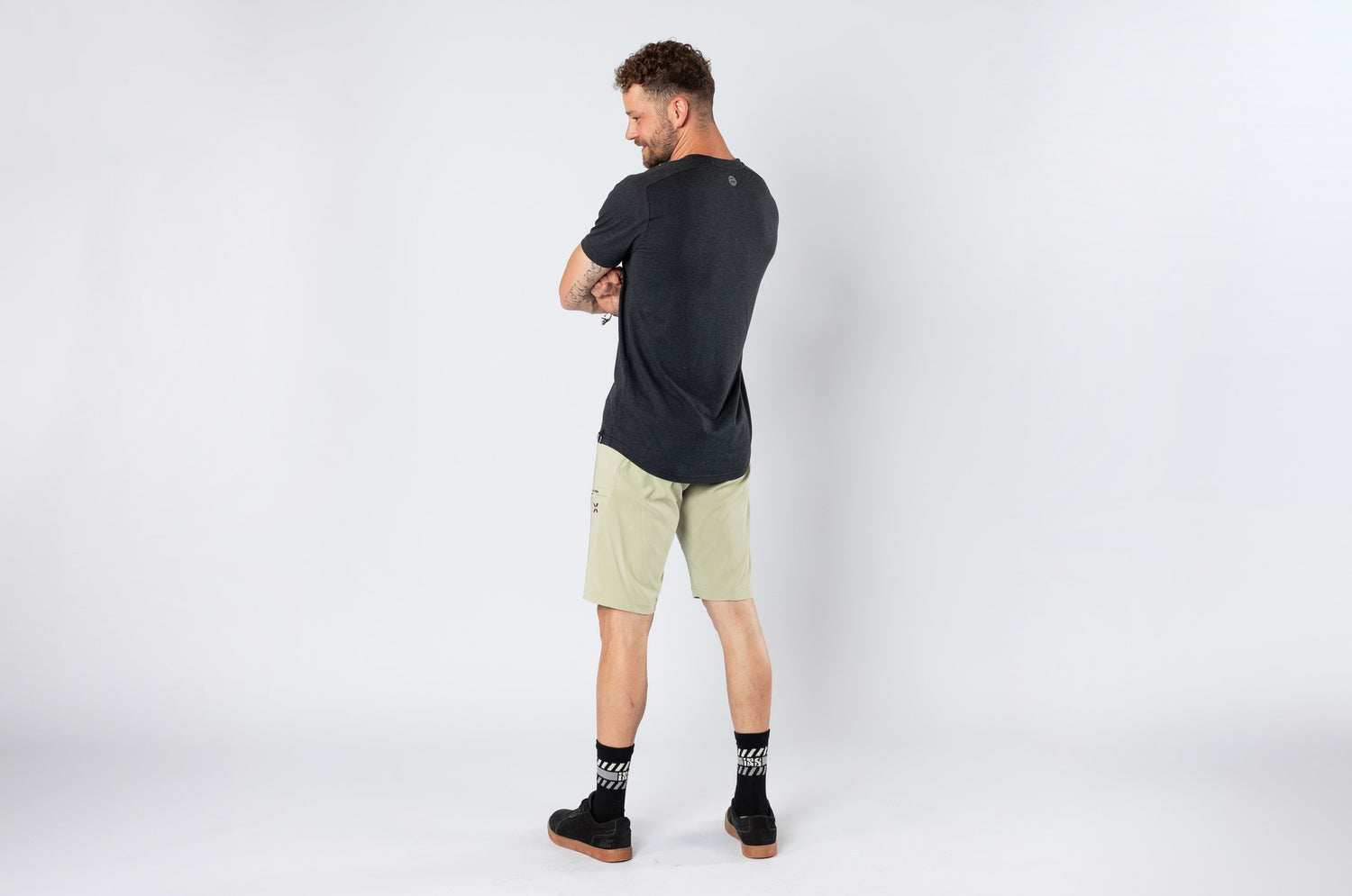Flow 1.0 Shorts sand am Model – Bild 4