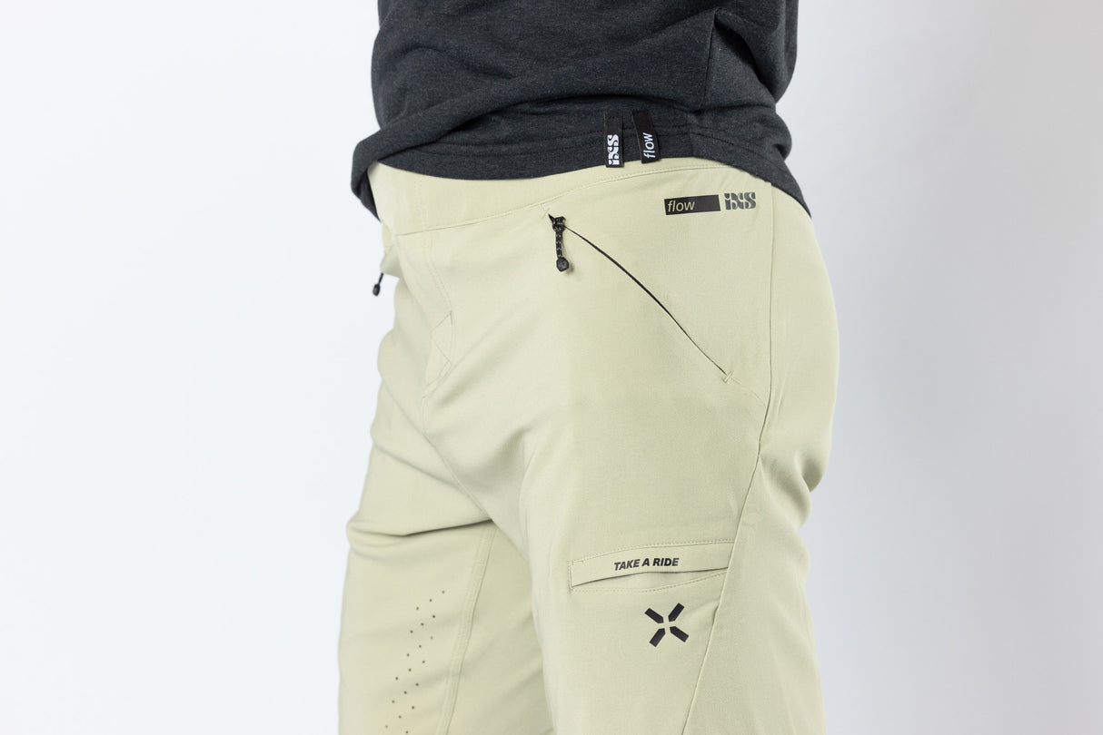 Flow 1.0 Shorts sand am Model – Bild 5