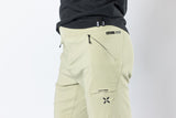 Flow 1.0 Shorts sand am Model – Bild 5