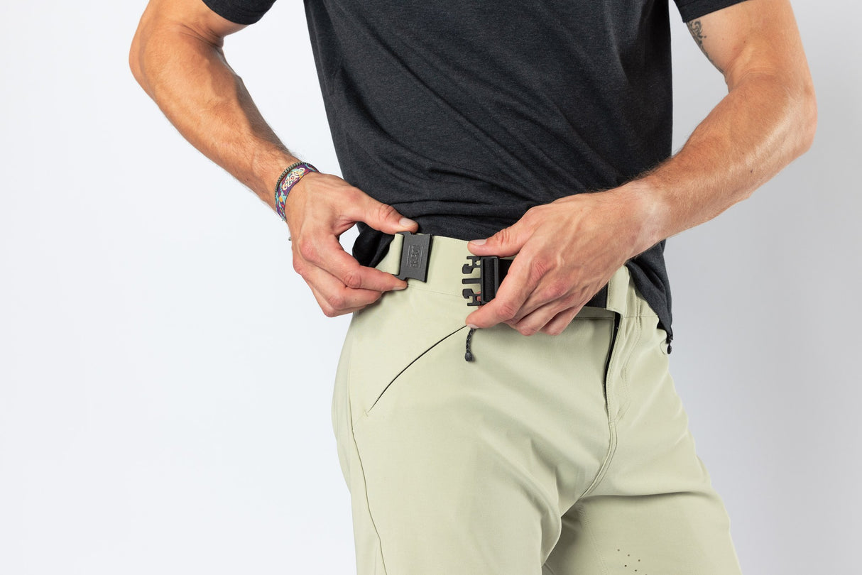 Flow 1.0 Shorts sand am Model – Bild 6