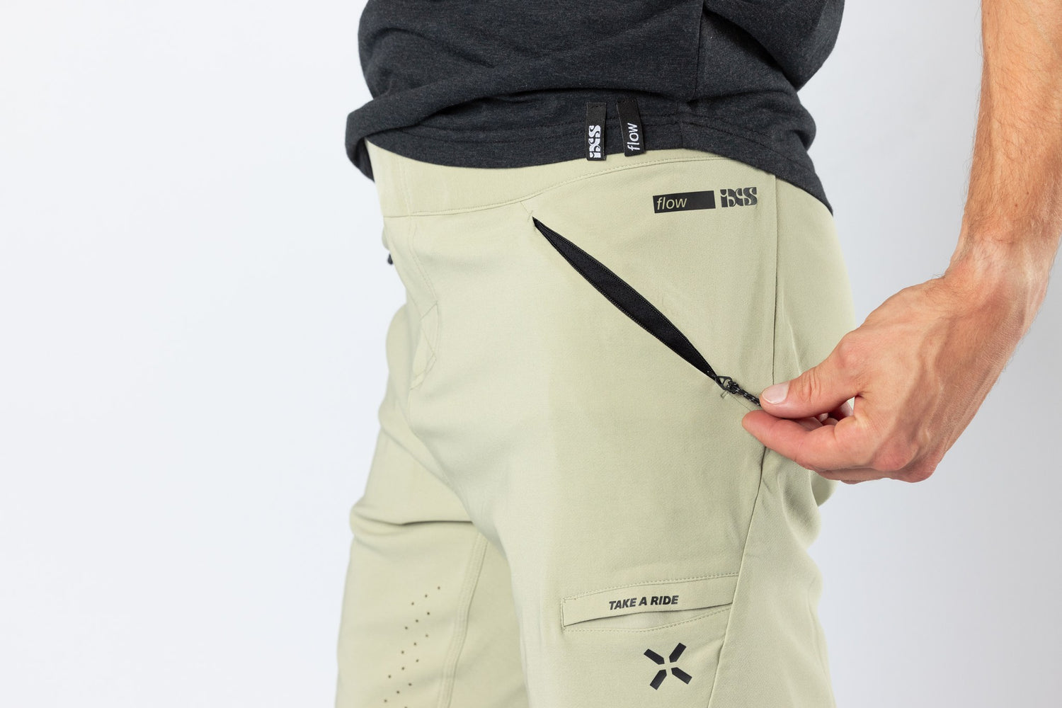 Flow 1.0 Shorts sand am Model – Bild 7