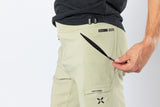 Flow 1.0 Shorts sand am Model – Bild 7