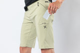 Flow 1.0 Shorts sand am Model – Bild 8