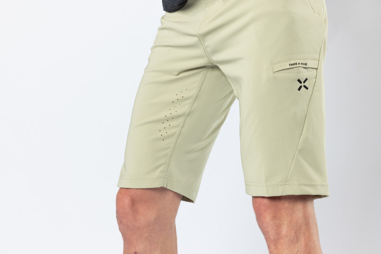 Flow 1.0 Shorts sand am Model – Bild 10