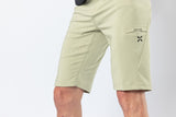 Flow 1.0 Shorts sand am Model – Bild 10