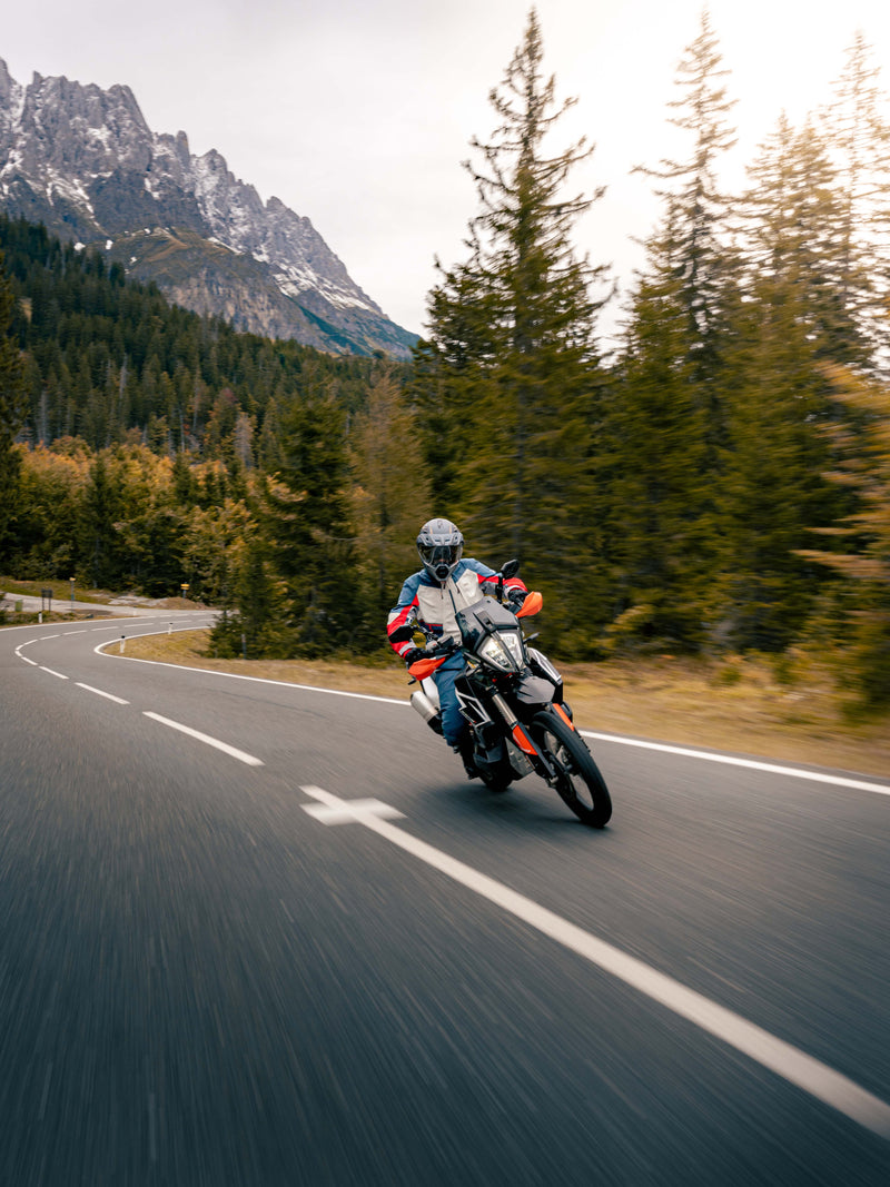 Moto Fahrer auf einer Überlandstrasse