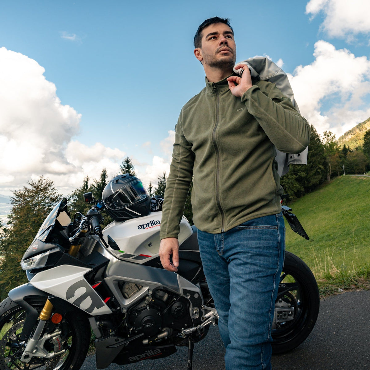 Motocyklista využívající vrstvení oblečení iXS