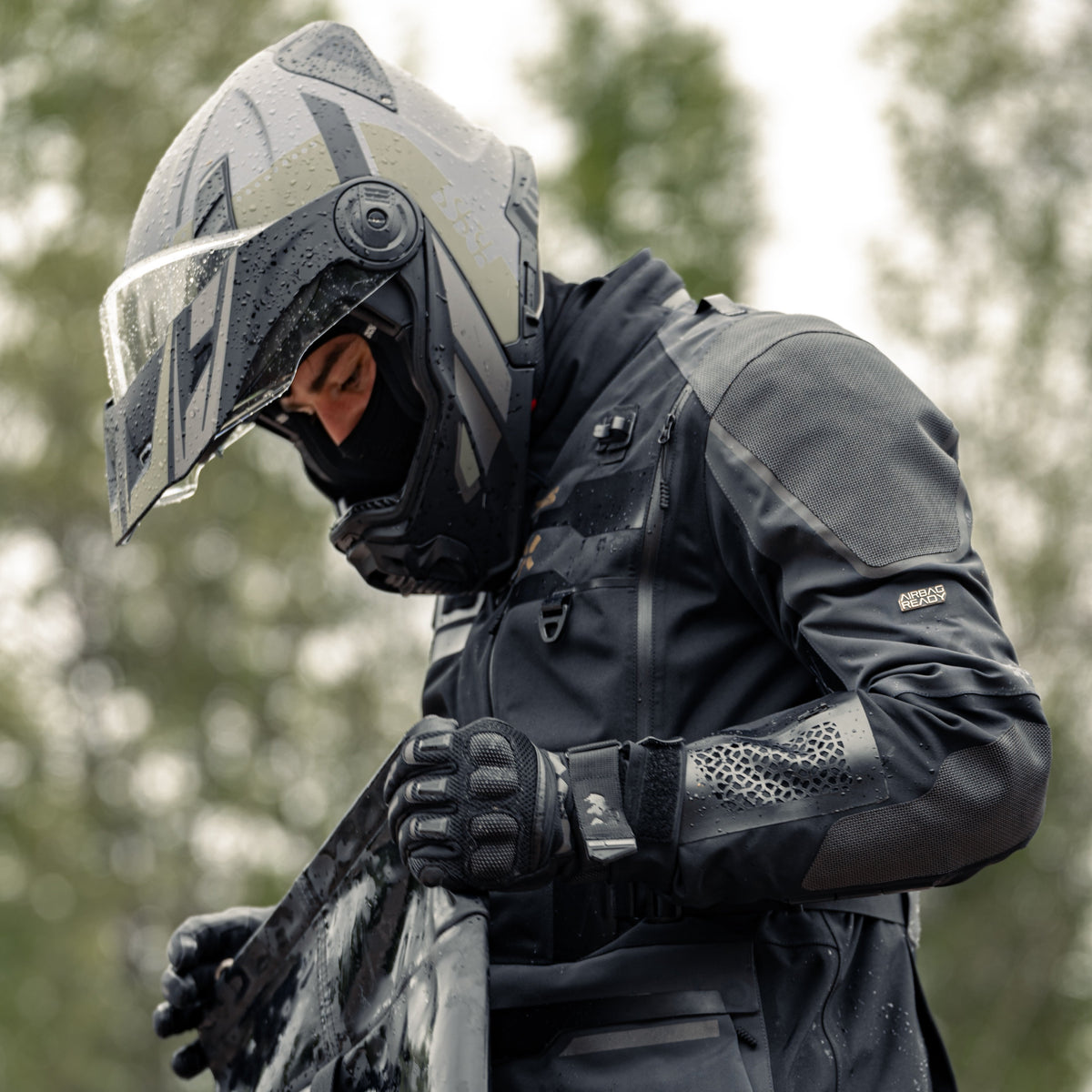 Motorkář v oblečení iXS s vodoodpudivou DWR úpravou