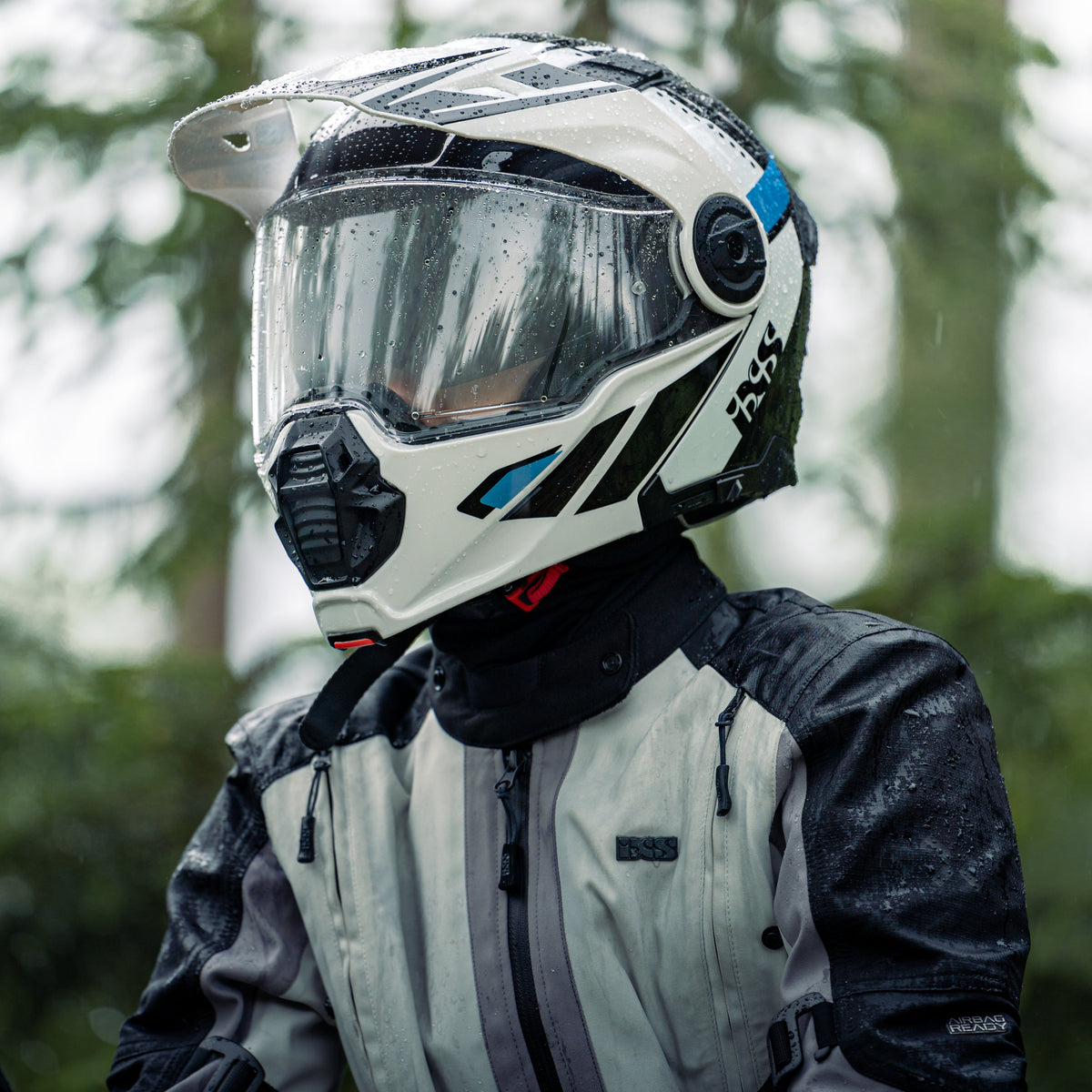 Motorkářka v dešti v nepromokavém oblečení iXS