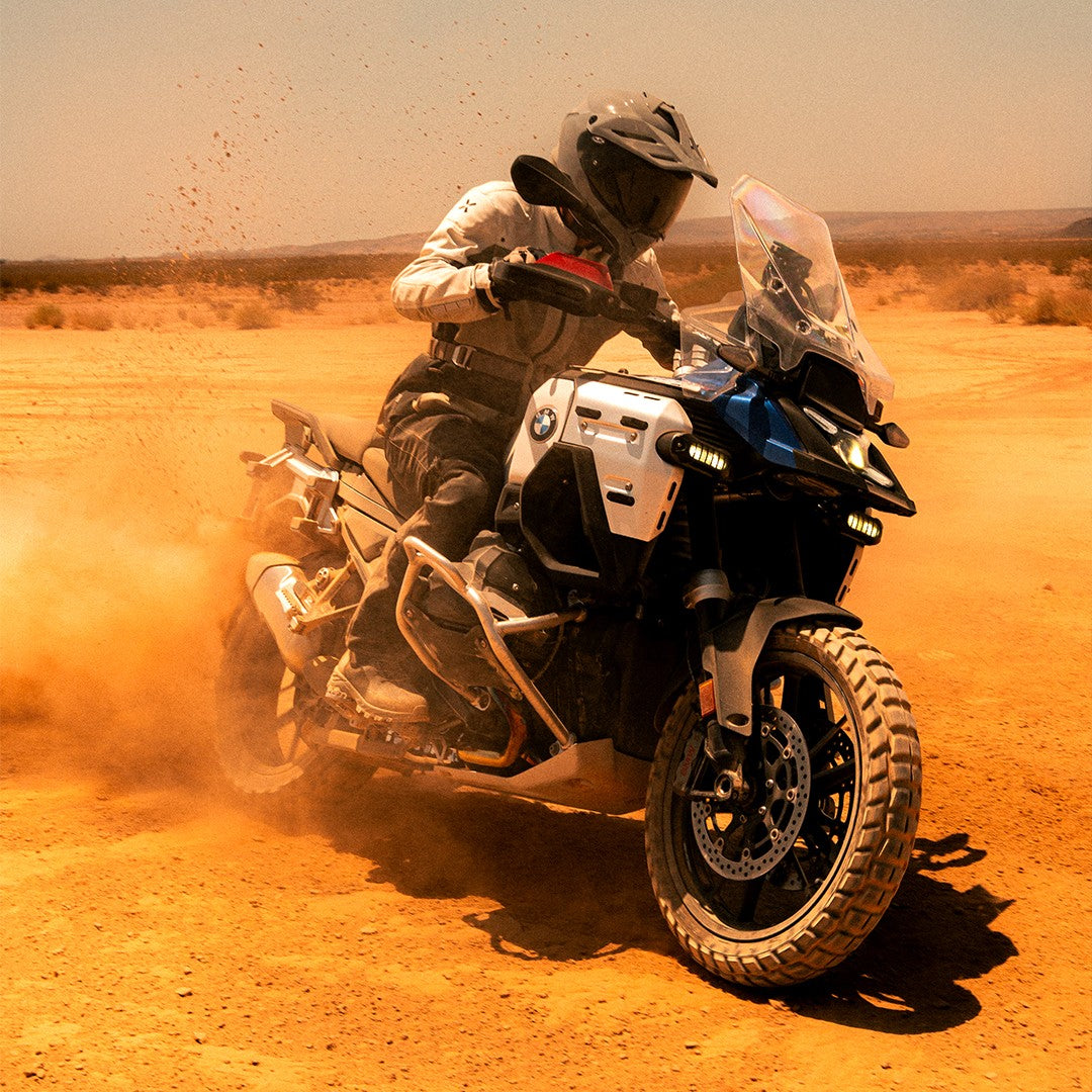 Motorkář v poušti v letním oblečení iXS