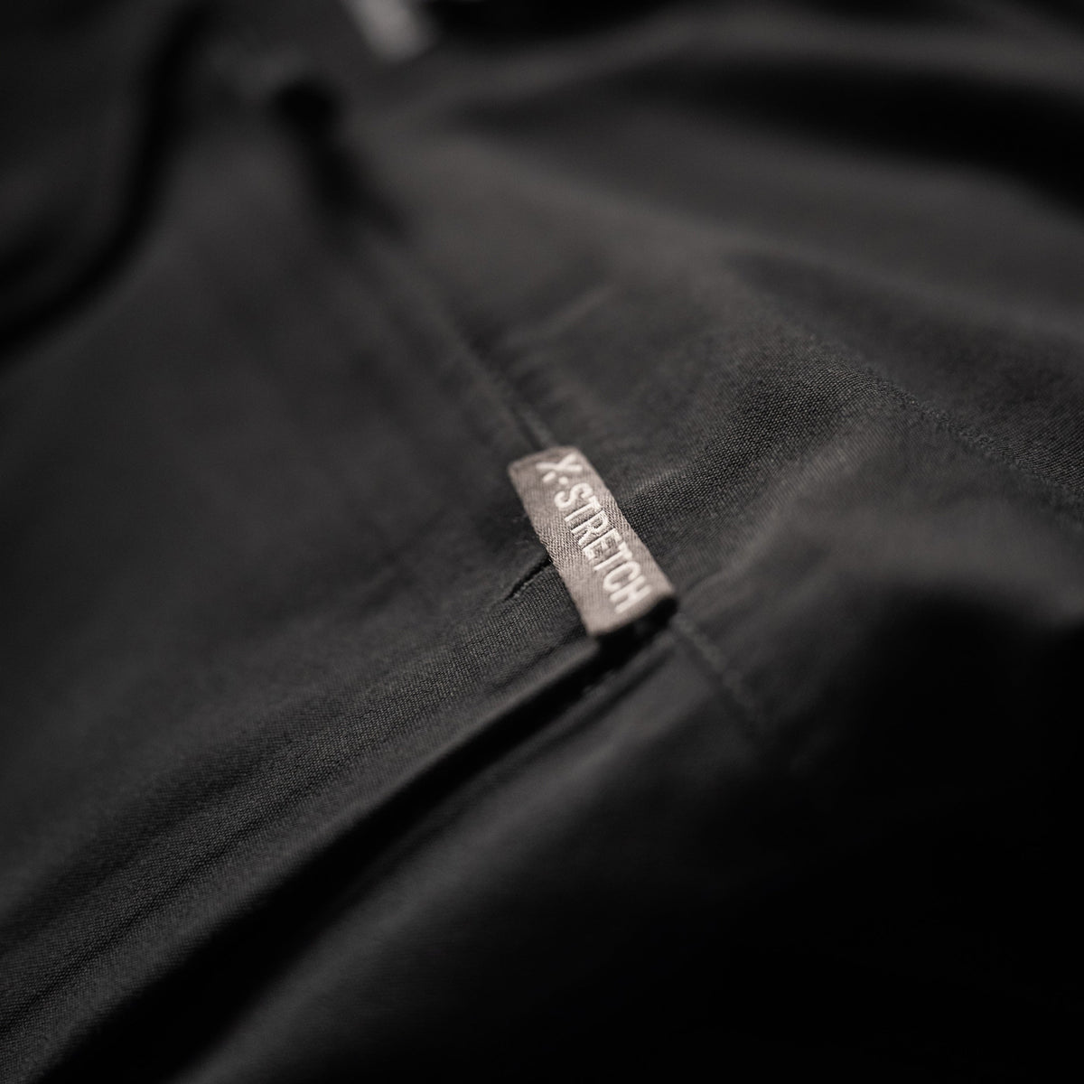 Detail pružného materiálu X-Stretch na motocyklové bundě iXS