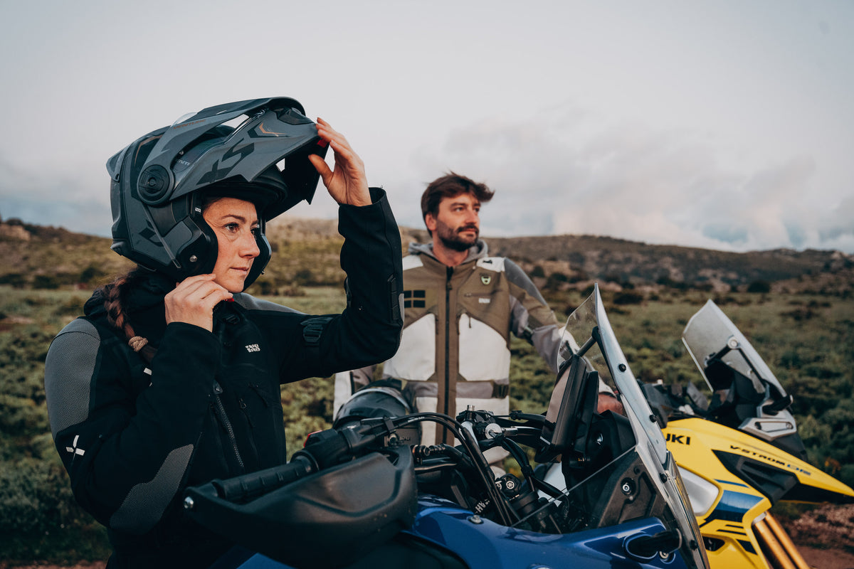 Jezdci v dobře padnoucím motocyklovém oblečení iXS