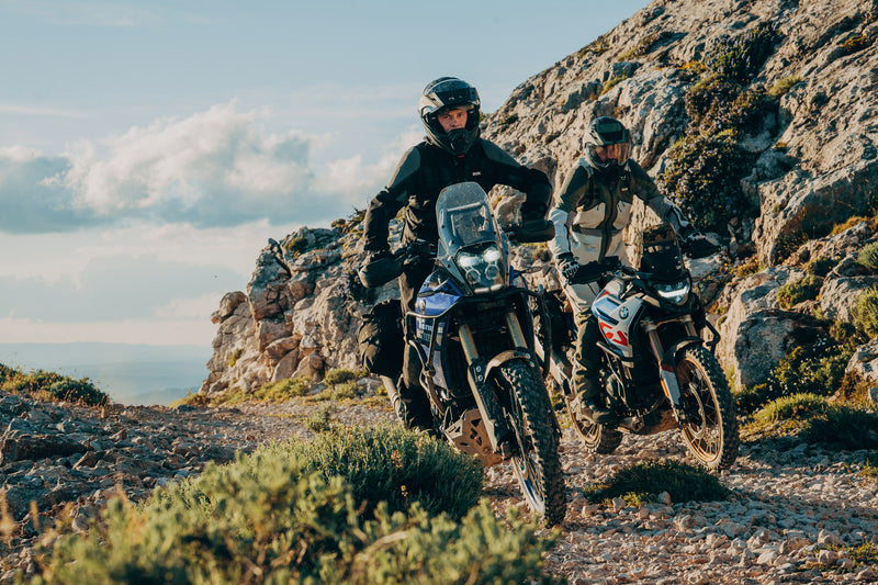2 Motorradfahrer in den Bergen